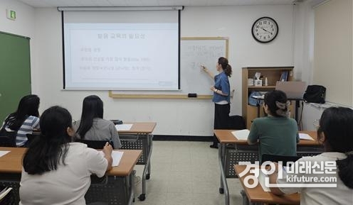 인천서구가족센터가 결혼이민자를 대상으로 이중언어강사 양성교육을 진행하고 있다. <사진=서구>