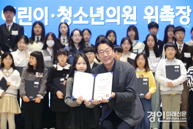 정명근 화성시장(오른쪽)이 제8대 화성시 어린이의회 의원에게 위촉장을 수여하고 기념촬영을 하고 있다. <사진=화성시> 