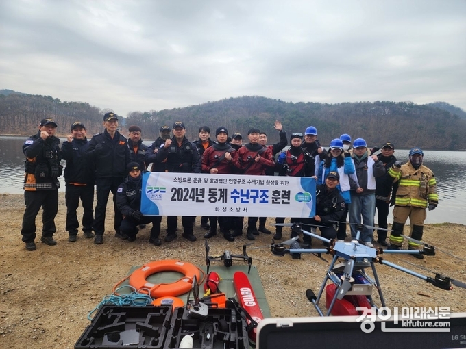 화성소방서가 수난 구조 훈련을 실시하고 기념촬영을 하고 있다. <사진=화성소방서>