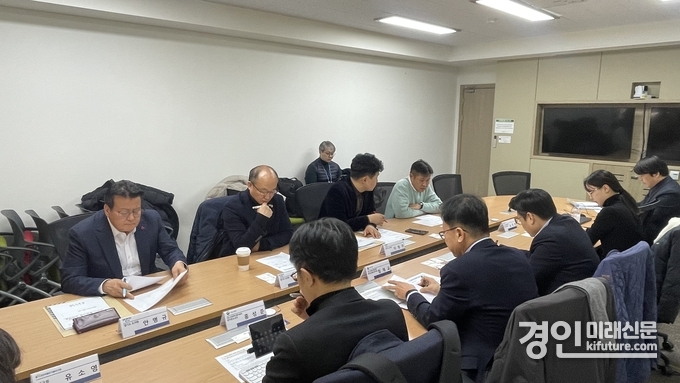 안명규 경기도의원(왼쪽 1번째)이 대도시권광역교통위원회와 간담회를 갖고 있다. <사진=경기도의회>