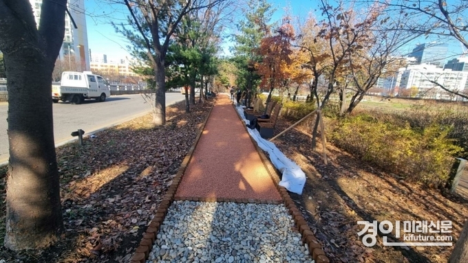 ‘안양천 맨발 뚜벅 길’ 새 단장한 모습. <사진=광명시>