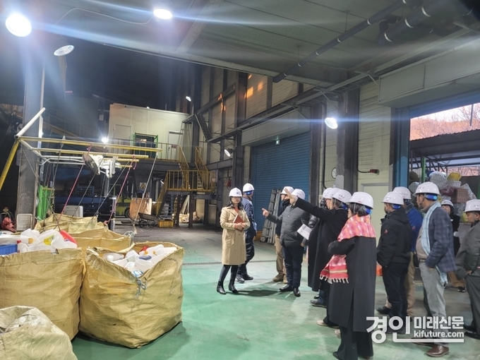 네팔 포카라시 대표단이 자원순환시설을 둘러보고 있다. <사진=양평군>