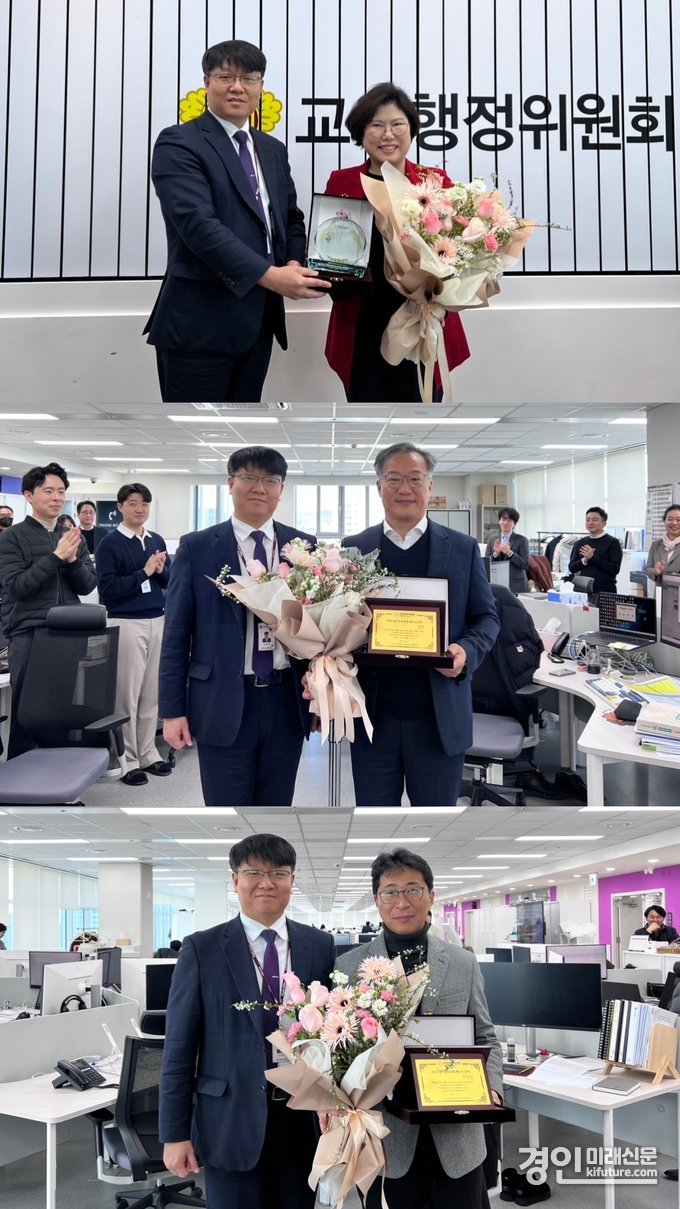 신영민 경기도교육청 직장협의회 회장이 이애형 도의원, 안준상 예산당당관, 이상무 사무관(사진 위부터)에게 인증패와 꽃다발을 수여하고 기념촬영을 하고 있다. <사진=경기도교육청> 
