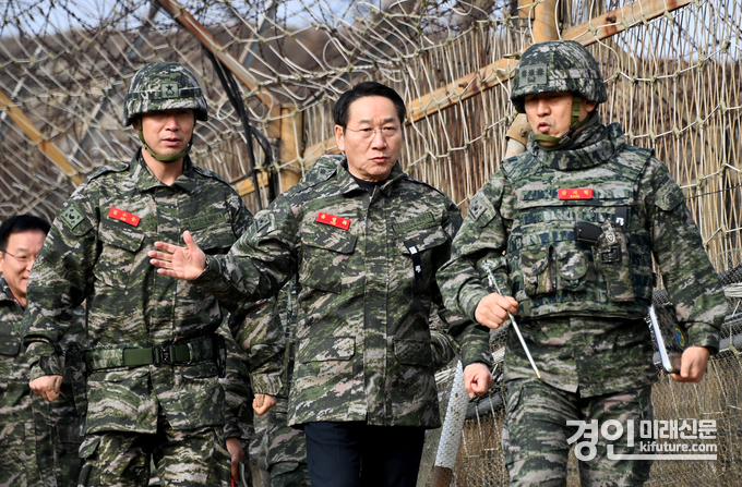 유정복 인천광역시장(가운데)이 1일 강화도 해병대 2사단 5여단을 방문해 접경지역 철책 도보순찰을 하며 안보상황을 점검하고 있다. <사진=인천시>