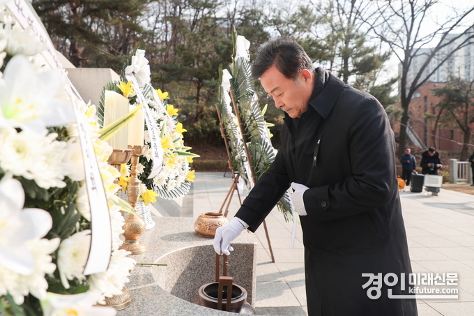 김성제 의왕시장이 현충탑 참배를 하고 있다. <사진=의왕시>