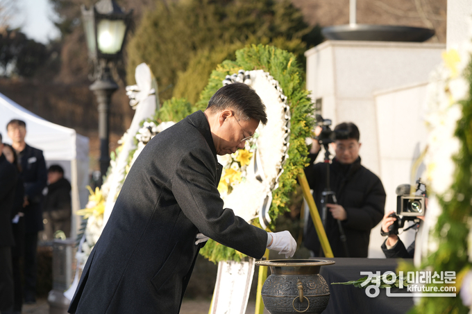 신상진 성남시장이 현충탑 참배를 하고 있다. <사진=성남시>