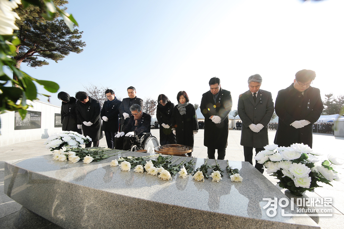 화성특례시의원들이 현충탑 참배를 하고 있다. <사진=화성특례시의회>