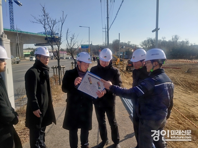 유병욱 시흥도시공사 사장(오른쪽 3번째)이 월곶역세권 도시개발사업지를 점검하고 있다. <사진=시흥도시공사> 
