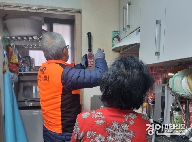 광명시 관계자가 치매·경도인지장애 가구에 화재 예방 물품을 설치해 주고 있다. <사진=광명시>