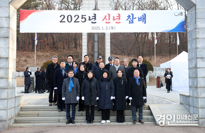 시흥시의원 및 관계자들이 현충탑을 참배하고 기념촬영을 하고 있다. <사진=시흥시의회>