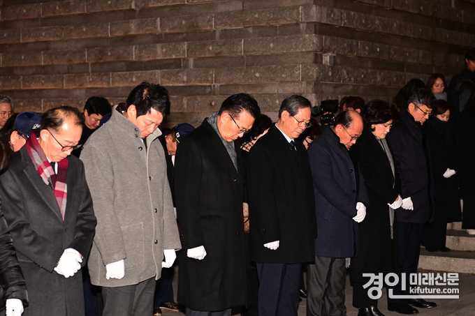 이재호 인천 연수구청장 및 관계자들이 2025년 을사년(乙巳年) 새해 자유수호의탑 참배를 하고 있다. <사진=연수구>