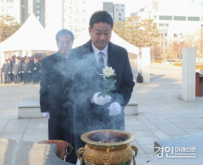 김진경 경기도의회 의장이 2025년 을사년 새해 현충탑을 찾아 헌화를 하고 있다. <사진=경기도의회>