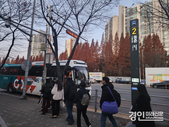 남동산단 근로자들이 공동 통근버스를 이용하고 있다. <사진=남동구>