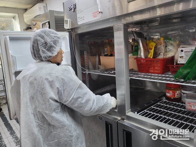 광명시 관계자가 위생점검을 실시하고 있다. <사진=광명시>