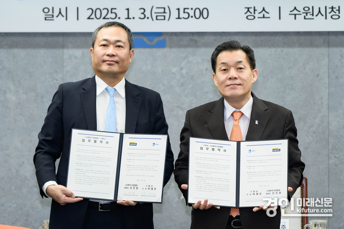 이재준 수원시장(오른쪽)과 성상엽 (사)벤처기업협회장이 협약을 맺고 기념촬영을 하고 있다. <사진=수원시>