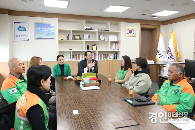 정명근 화성시장(가운데)이 지역자율방재단과 간담회를 갖고 있다. <사진=화성시>
