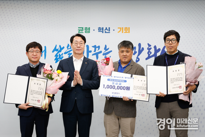 정명근 화성시장(왼쪽 2번째)이 화성공무원대상(왼쪽부터 김광준, 정명근 화성특례시장, 김민철, 김승규)을 시상하고 기념촬영을 하고 있다. <사진=화성시>