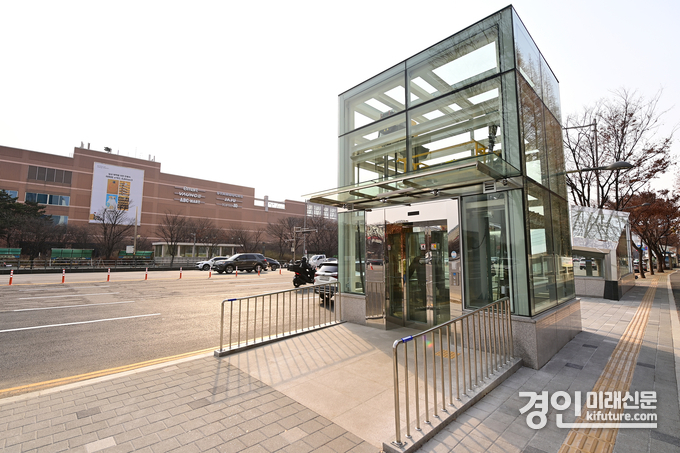 인천 연수구 ‘동춘역 5번 출구’ 엘리베이터 전경. <사진=연수구>