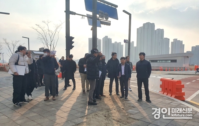 화성시 관계자들이 경부고속도로 상부 동서 간 연결도로의 교통체계를 점검하고 있다. <사진=화성시>