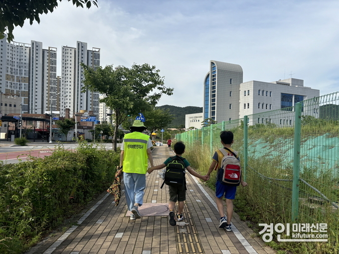 어린이 보행안전지도사가 초등학생들의 등하교를 돕고 있다. <사진=수원시>