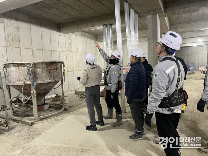 화성시 관계자들이 동절기 공동주택 건설현장 안전점검. <사진=화성시>