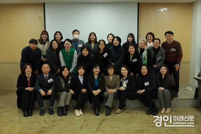 평택시자원봉사센터가 2025년 교육 강사 위촉식을 개최하고 기념촬영을 하고 있다. <사진=평택시>