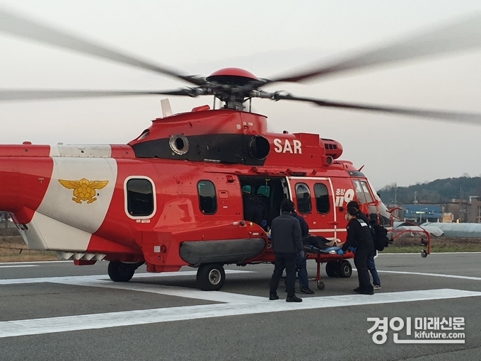 경기도 북부소방재난본부가 소방헬기로 환자 이송을 하고 있다. <사진=경기도>