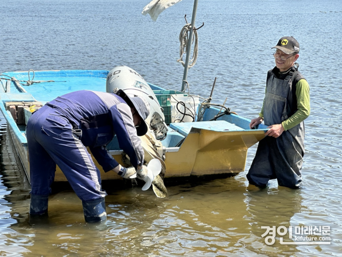경기도관계자가 어선을 수리하고 있다. <사진=경기도>