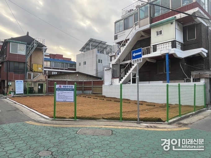 인천 남동구가 도심속 방치된 빈집을 철거하고 주차장으로 조성한 모습. <사진=남동구>