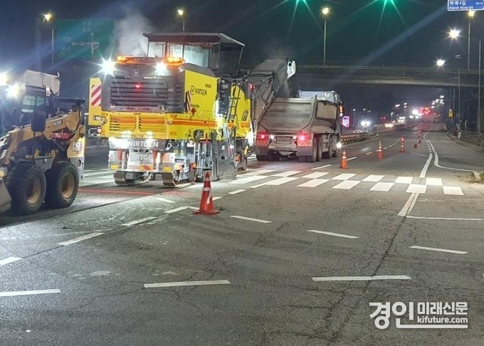 포장보수공사에서 발생한 폐아스콘을 수거하고 있는 모습. <사진=경기도>