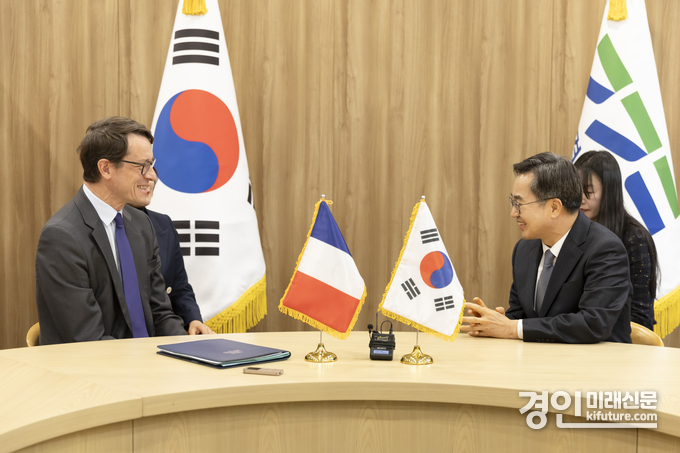 김동연 경기지사(오른쪽)가 필립 베르투(Philippe Bertoux) 주한 프랑스대사와 면담을 하고 있다. <사진=경기도>