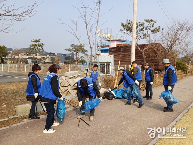 경기도 하천계곡지킴이들이 미화활동을 하고 있다. <사진=경기도>