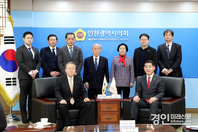 정해권 인천시의회 의장(오른쪽)이 일본 나가사키현의회 의장을 졉견하고 기념촬영을 하고 있다. <사진=인천시의회>