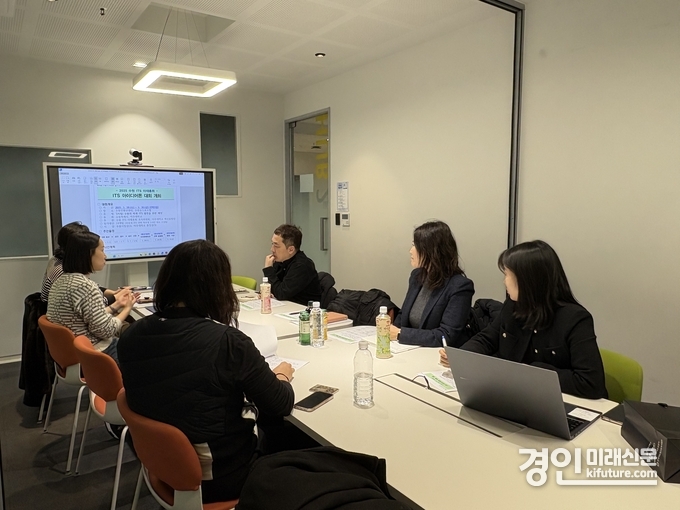수원시 ITS 아태총회 조직위원회 사무국, 아주대학교 혁신융합원 미래자동차사업단 관계자들이 회의를 하고 있다. <사진=수원시>