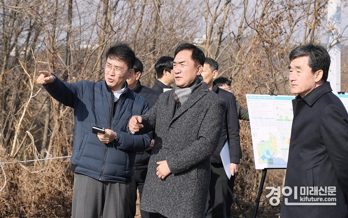 정장선 평택시장(왼쪽 2번째)이 고덕 국제화지구 알파 탄약고 현장에서 관계자의 설명을 듣고 있다. <사진=평택시>