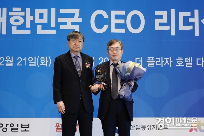 정명근 화성시장이 대한민국 CEO 리더십 혁신경영 부문 대상을 수상한 가운데 조승문 화성 제2부시장(오른쪽)이 대리 수상하고 있다. <사진=화성시>