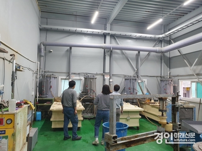 인천 남동구 관계자들이 설 연휴 기간 중 환경오염행위 특별감시활동을 펼치고 있다. <사진=남동구>