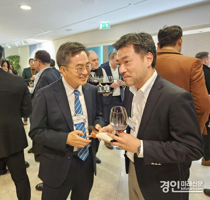 김동연 경기지사(왼쪽)이 아라이 모토유키 대표와 담소를 나누고 있다. <사진=경기도>