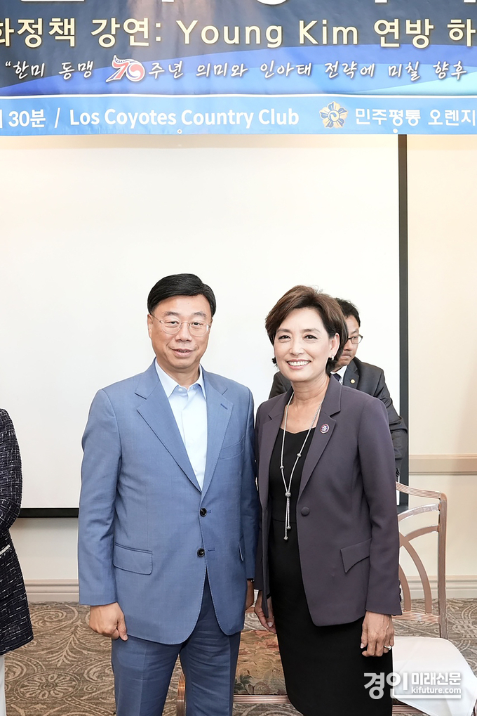 2023년 6월 24일(현지시간) 미국 캘리포니아 민주평통 오렌지샌디에고협의회 평화정책 강연회에서 만난 신상진 성남시장(왼쪽)과 영 김 미 연방 하원의원이 기념촬영을 하고 있다. <사진=성남시>