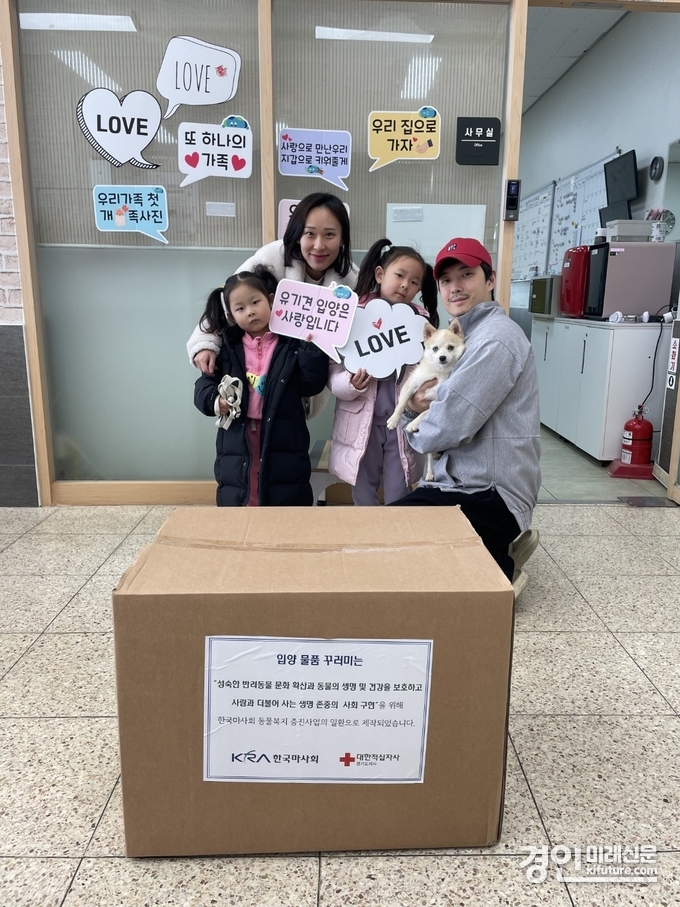 경기도가 물품꾸러미를 전달하고 기념촬영을 하고 있다. <사진=경기도>