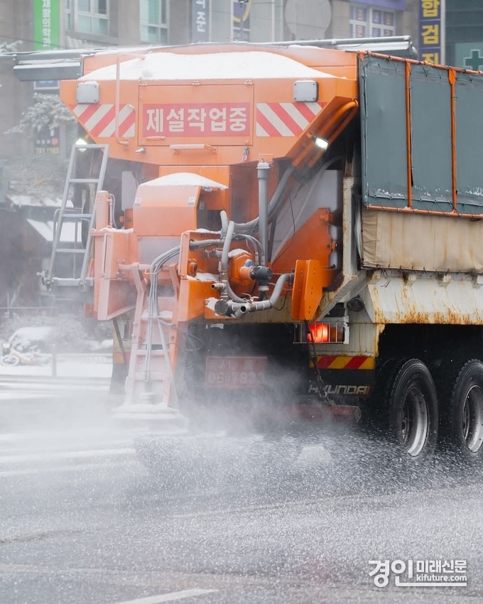성남시가 비상 제설작업을 실시하고 있다. <사진=성남시>