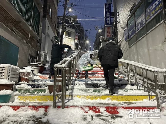 성남시 관계자들이 비상 제설작업을 하고 있다. <사진=성남시>
