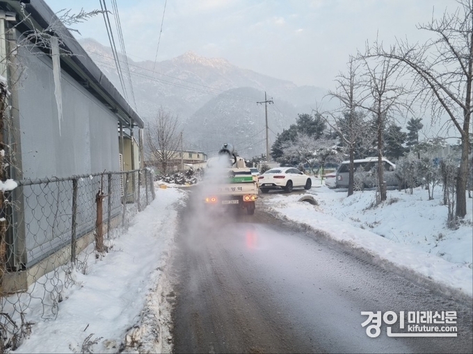 경기도가 양주 양돈농가 아프리카돼지열병(ASF) 방역을 실시하고 있다. <사진=경기도>