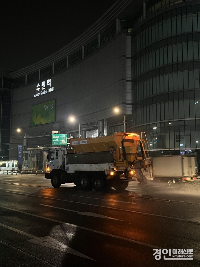 수원시 관계자가 블랙아이스 발생에 대비해 지난 1일 새벽 제설 작업을 하고 있다. <사진=수원시>