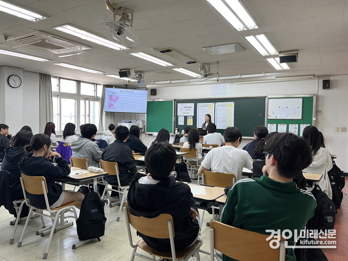 '고양유니브'의 대학생 멘토가 학교를 방문해 학과 멘토링을 진행하고 있다. <사진=고양시>