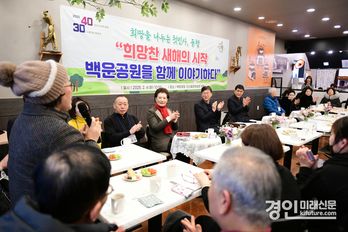 이민근 안산시장이 현장간담회에서 주민의 의견을 경청하고 있다. <사진=안산시>