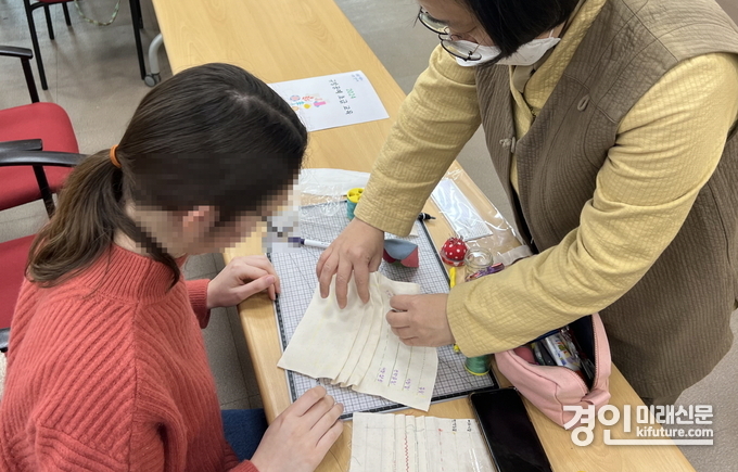 수원시가 지난해 규방공예 초급 교육 프로그램을 진행하고 있다. <사진=수원시>