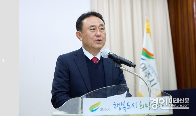 이충우 여주시장이 2025년 2월 월례조회에서 시정을 설명하고 있다. <사진=여주시>