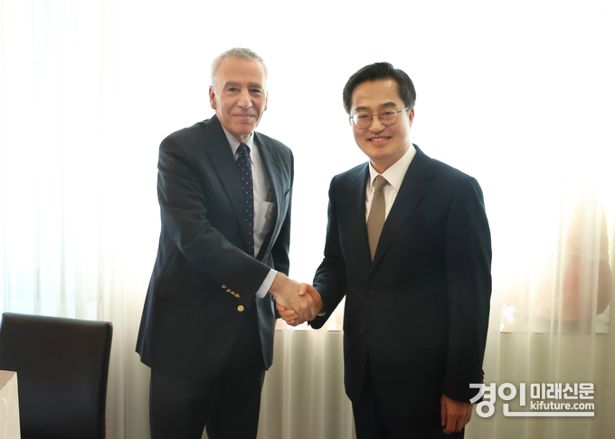 김동연 경기지사(오른쪽이)가 필립 골드버그 주한 미국대사와 악수를 하고 있다. <사진=경기도>