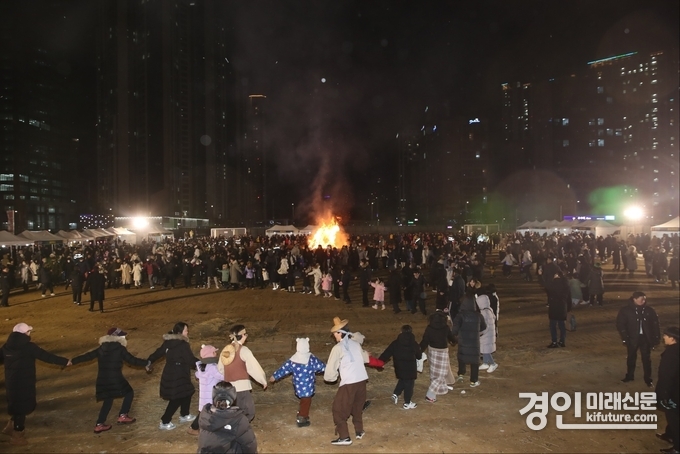 화성시민들이 정월대보름 축제에서 강강술래를 하고 있다. <사진=화성시>